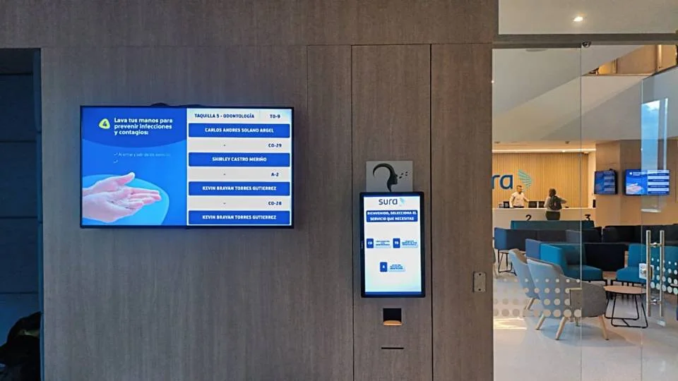 Innovador Kiosco de pared en un centro médico para agilizar la recepción de pacientes y emitir tiquetes de turno
